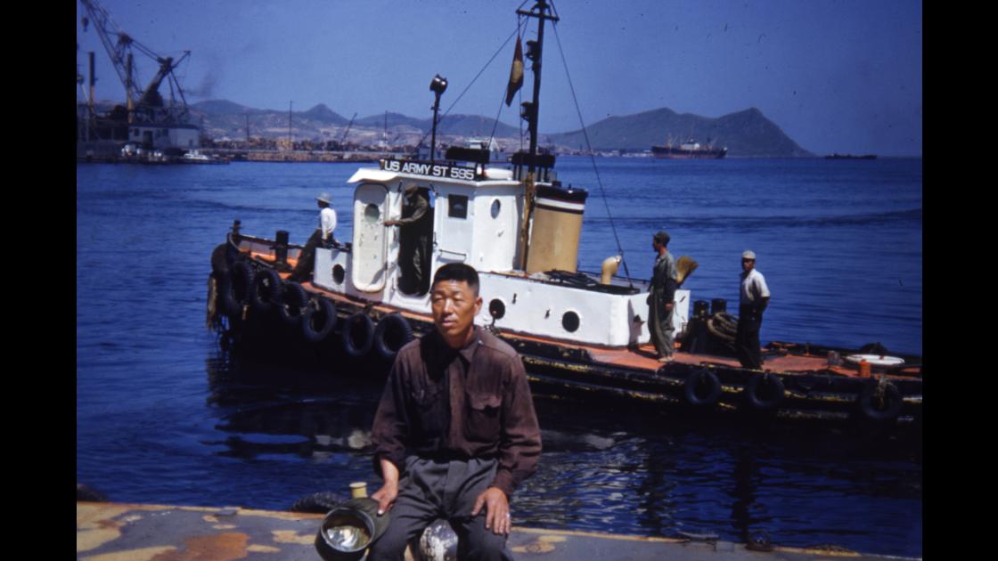 1953년 부산항 파일럿 선박 앞의 계선주에 앉은 남자 썸네일