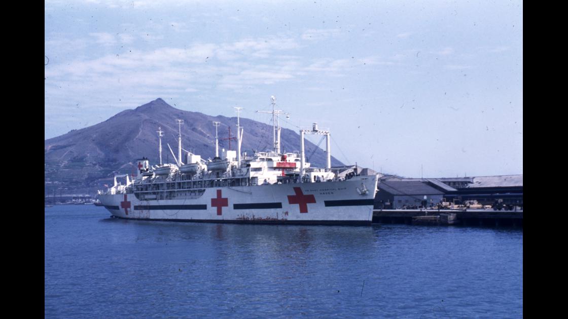 1953년 부산항에 정박중인 미 해군 병원선 HAVEN호 썸네일