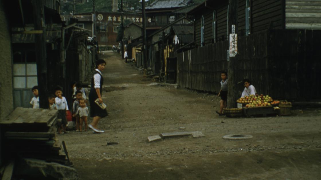1954년 부산 서구 환금식품공업사 앞 골목의 여인과 아이들 썸네일