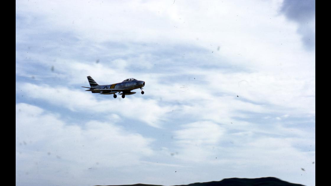 1954년 부산 수영 K-9 비행장의 미 공군 F-86F 세이버 전투기의 비행 썸네일