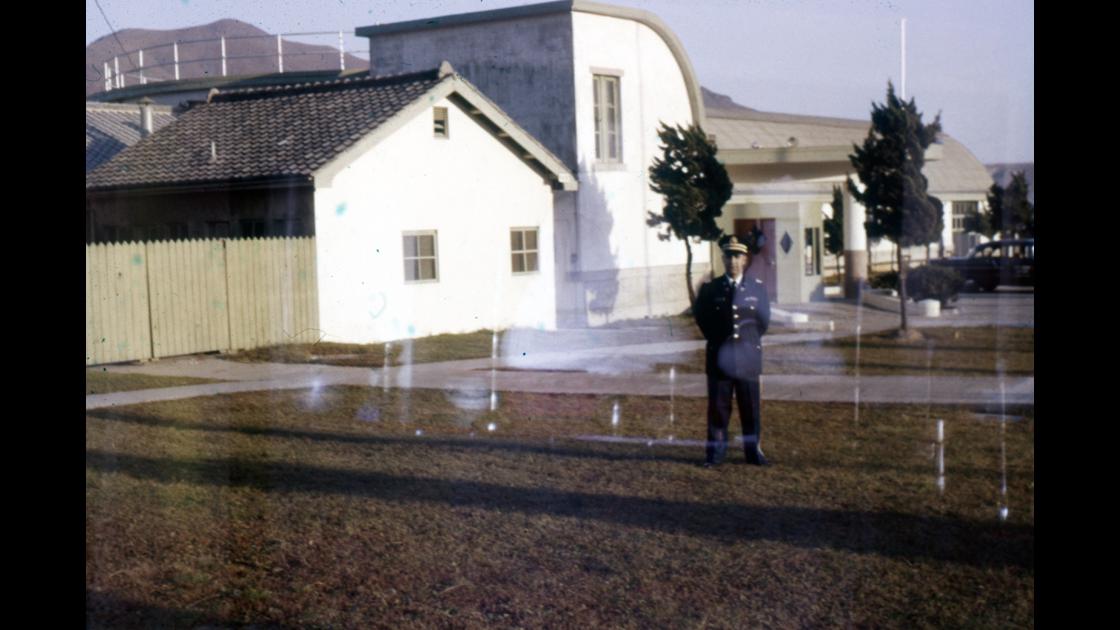 1959년 10월 부산 주한미군 하얄리아 캠프 내 장교 클럽 옆 기념 촬영 썸네일