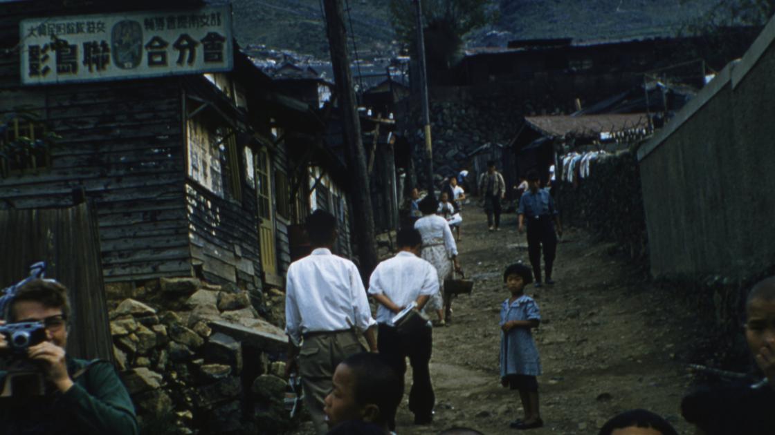 1960년 부산 영도 봉래동 영도초등학교 옆 골목길 모습과 아이들 썸네일