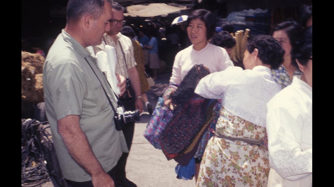 1968년 서울 남대문 시장 거리 상인과 외국인 관광객 썸네일
