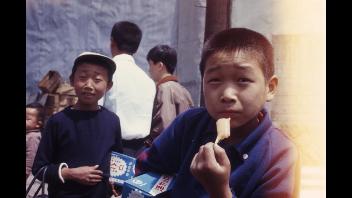 1968년 서울 남대문시장에서 박카스를 팔고 있는 아이들 썸네일