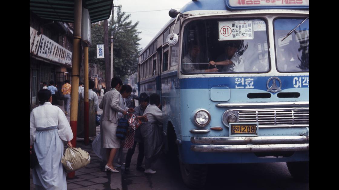 1968년 서울 종로구 버스정류소와 원효여객 시내버스 썸네일