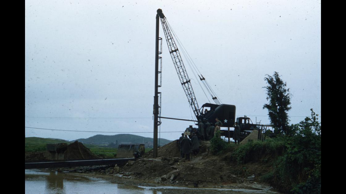 1953년 7월 1953년 미공병대 인천지역 대홍수로 유실된 다리 복구 모습_1 썸네일