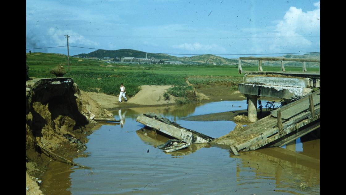 1953년 7월 인천지역 대홍수로 다리가 유실된 모습_2 썸네일