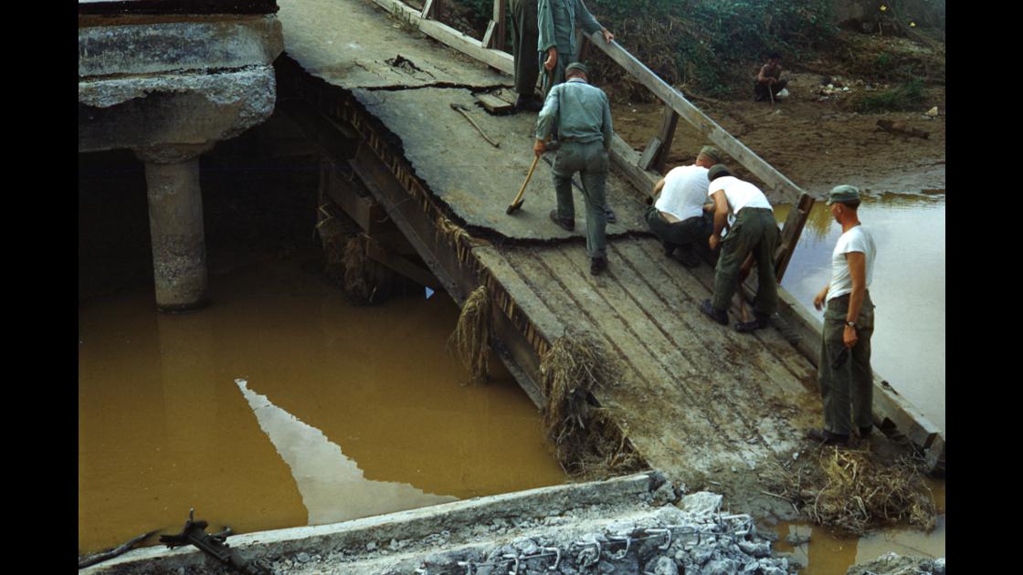 1953년 7월 인천지역 대홍수로 유실된 다리를 해체하는 모습 썸네일