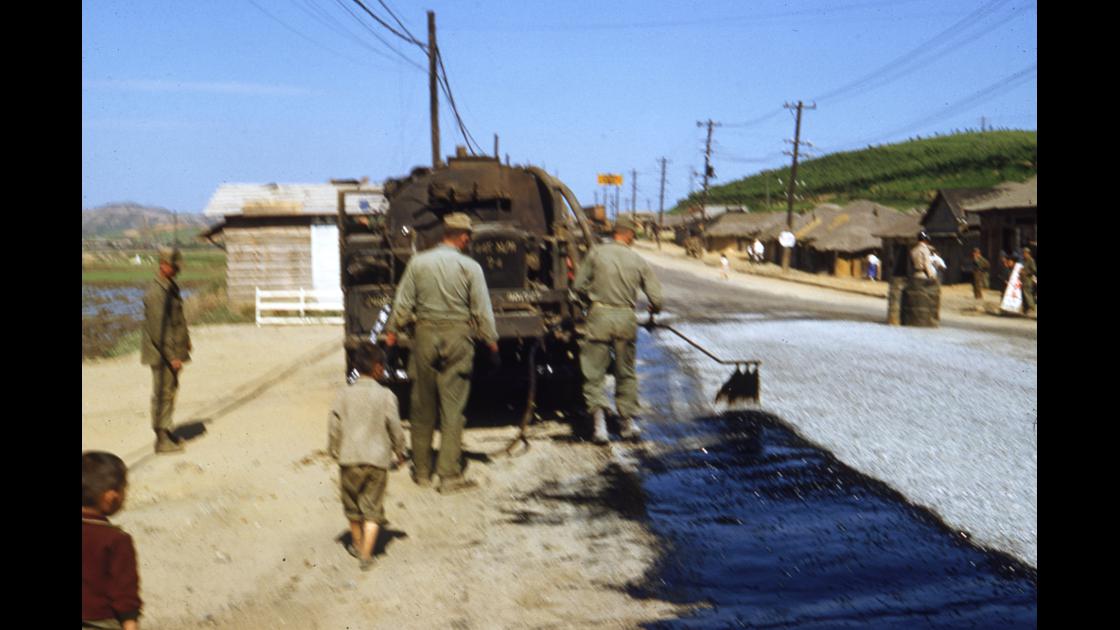1953년 미공병대 인천지역 도로 아스팔트 포장공사 중인 모습_1 썸네일