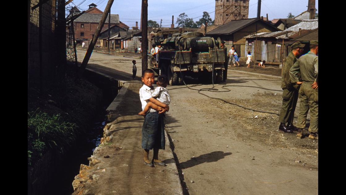 1953년 미공병대 인천지역 도로 아스팔트 포장공사 중인 모습_2 썸네일