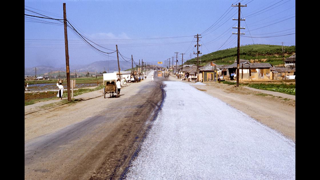 1953년 미공병대 인천지역 도로 아스팔트 포장공사 중인 모습_3 썸네일