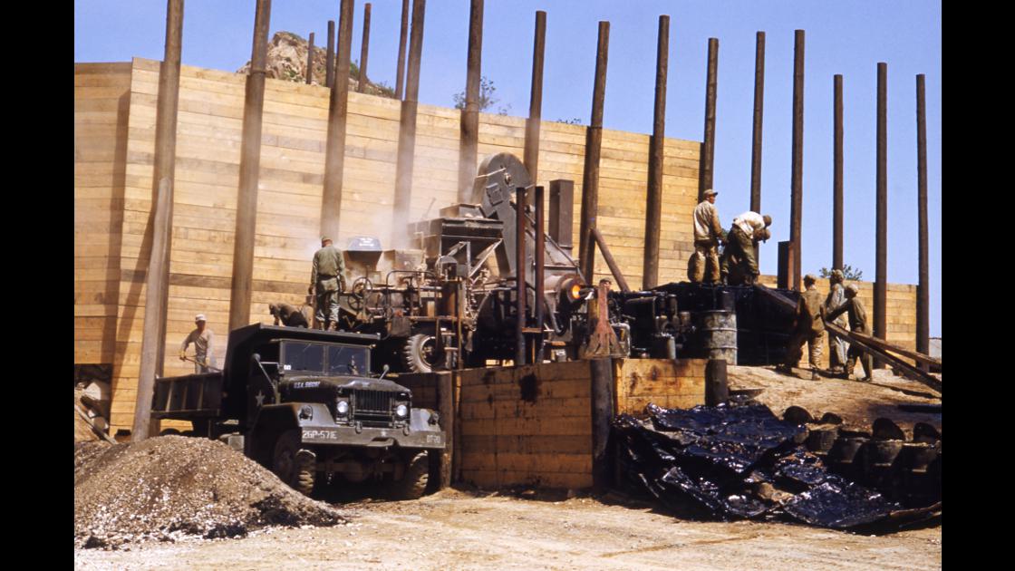 1953년 미공병대 인천지역 도로 포장공사를 위해 골타르 생산 중인 모습 썸네일