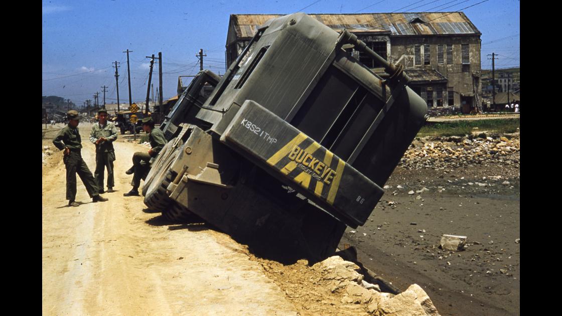 1953년 인천의 한 도로에 미끌어져 기울어진 미군 크레인_1 썸네일