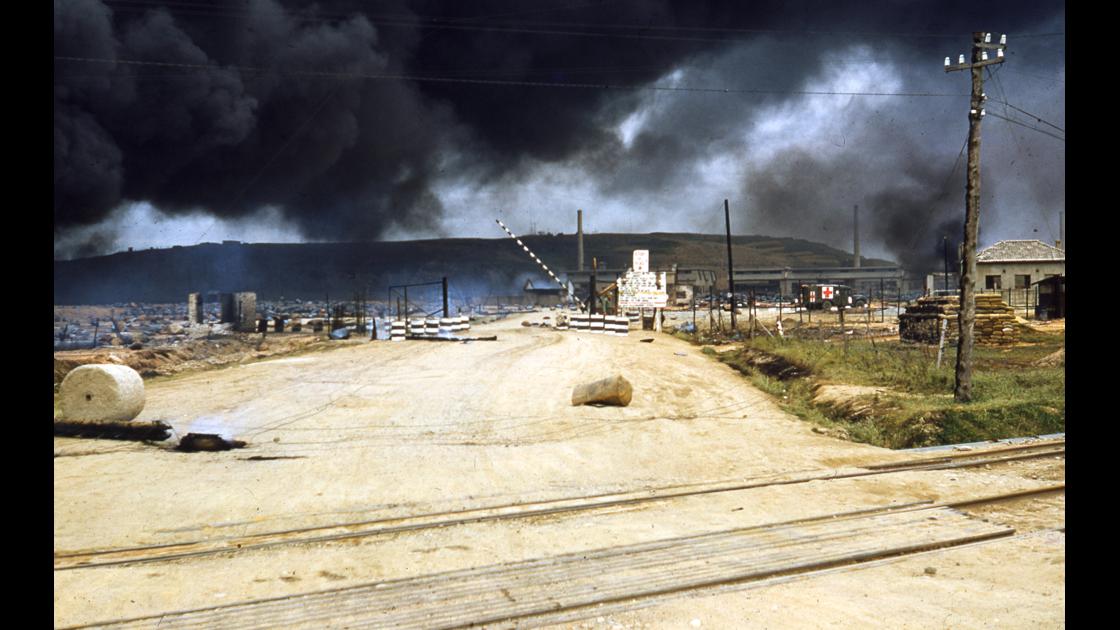 1953년 인천지역 미군유류저장소 폭발사고 진화 모습 썸네일