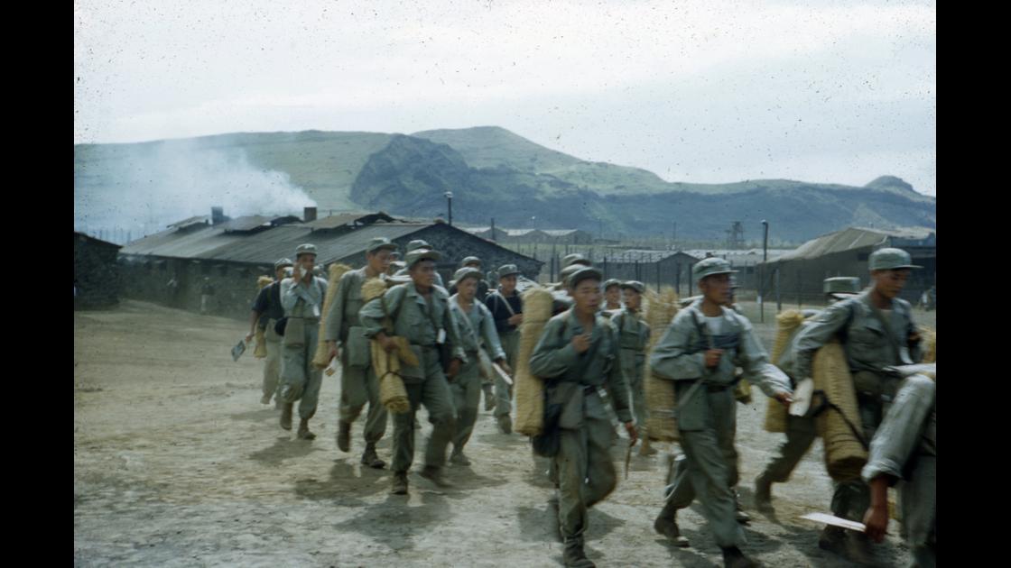 1953년 제주도 서귀포시 대정읍 중공군 포로수용소 포로들의 이동 썸네일
