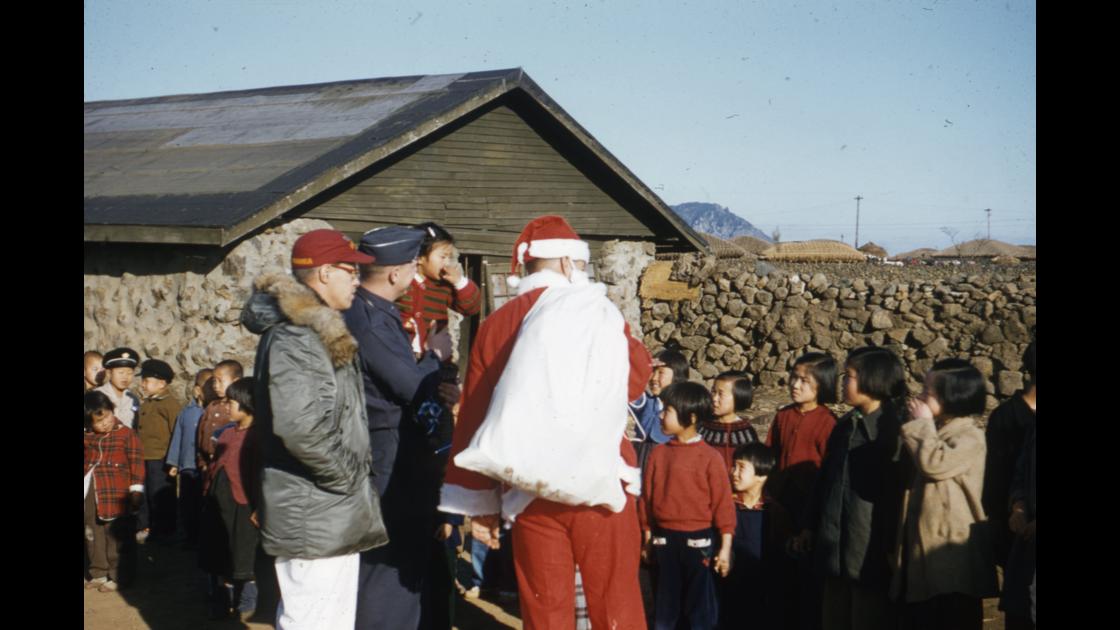 1953년 제주도 어느 마을의 크리스마스 행사에서 선물을 나눠주는 산타 썸네일