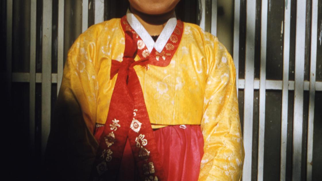 1952년 경남 진해 어느 가정에서 한복을 차려입고 기념 촬영을 한 소녀_1  썸네일
