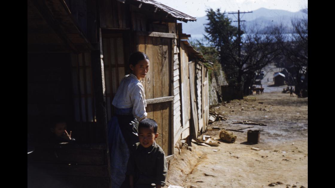 1952년 마산 합포구 월영동 도로변 판자집의 어머니와 아이 썸네일