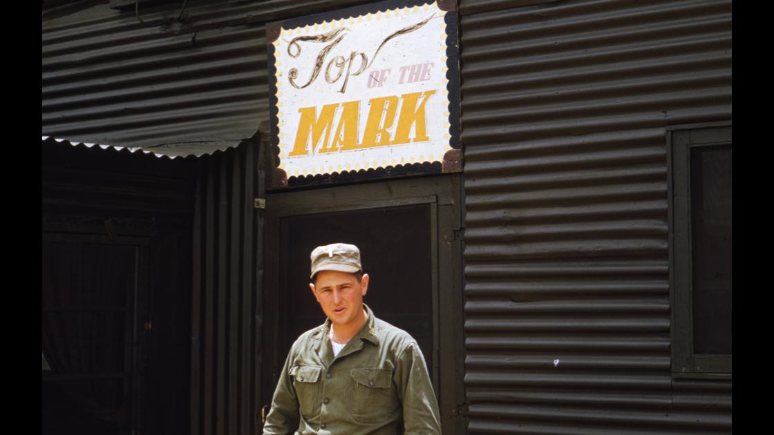 1953년 마산지역 미군 캠프 영내 미군클럽 앞의 미군병사 썸네일