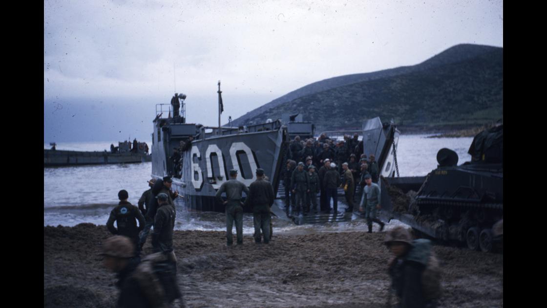 1952년 동해안지역에 상륙정을 타고 도착하는 완전군장을 차린 미 해병대원들 썸네일