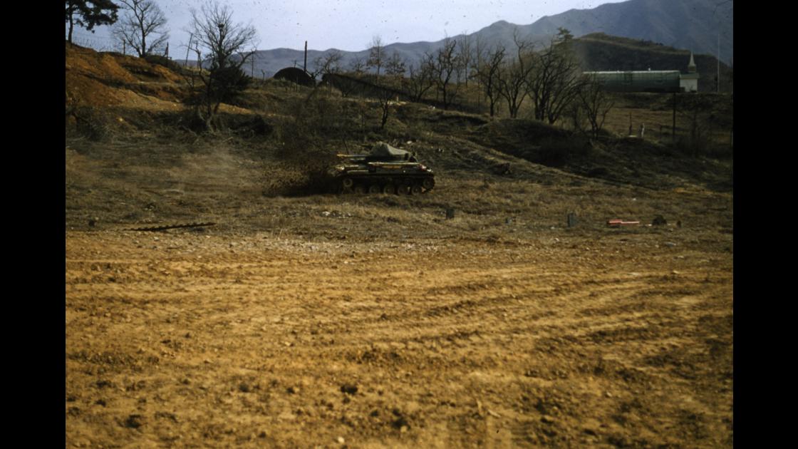 1954년 경북 왜관지역 미군 캠프 내 장갑차가 이동하는 모습 썸네일