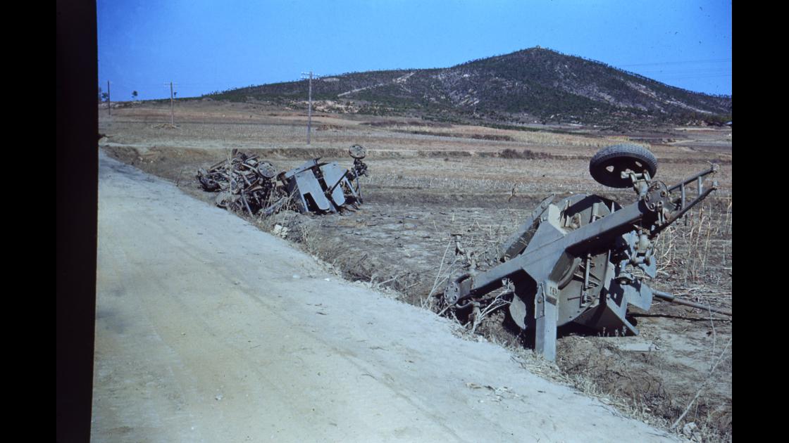 1951년 대전 외곽지역 도로변에 널브러진 폭격 피해를 입은 무기 운반장비들 썸네일