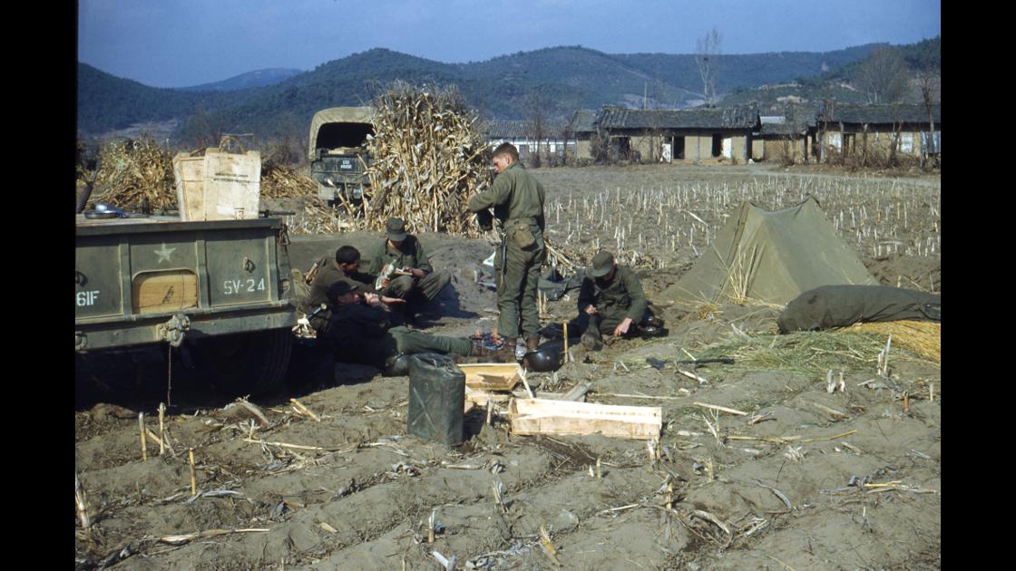 1951년 대전 외곽지역 수수밭에 숙영지를 마련하여 모닥불을 피우고 있는 미 해병대 군인들 썸네일
