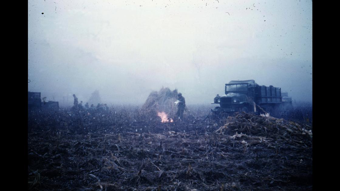 1951년 대전 인근지역 미 해병대 야전캠프에서 갑작스런 한파로 모닥불을 피우는 군인들 썸네일