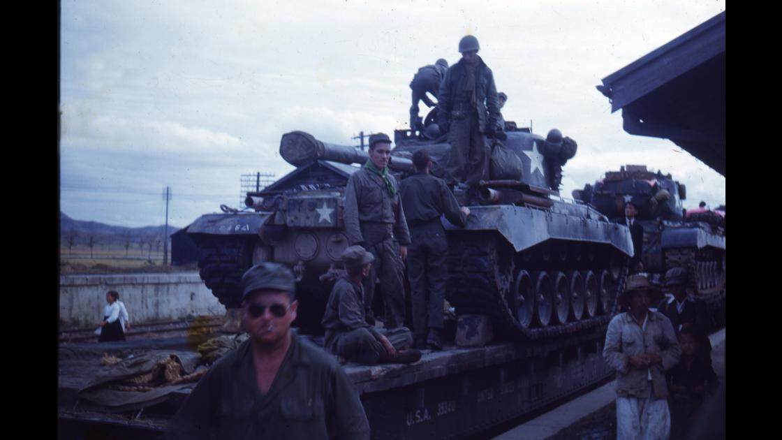 1951년 대전역에서 탱크를 열차 화물차에 싣고 이동 준비를 하고 있는 미 해병대 군인들 썸네일