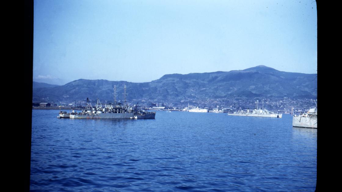 1951년 일본에서 한국전쟁 파병 미 해병대 군인들이 출발 직전 촬영한 일본 고베항 전경 썸네일