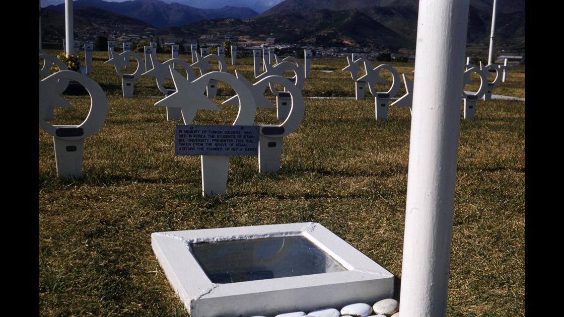 1954년 10월 24일 부산유엔묘지에서의 유엔기념일 행사_터키군인 묘역과 설명패 썸네일