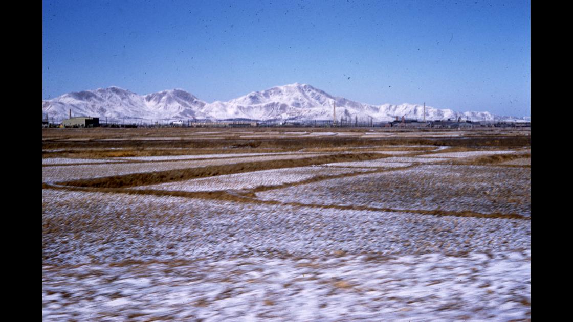1961년 경기도 파주시 운정동 주변에 내린 함박 눈을 덮어쓴 산과 논 썸네일