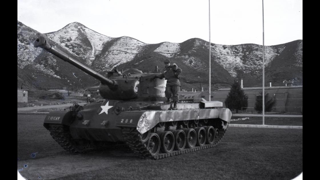 1963년 경기도 파주지역 미군캠프 내 탱크 위의 병사_1 썸네일