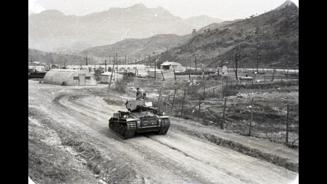 1963년 경기도 파주지역 미군캠프에서 나오는 기동포 썸네일