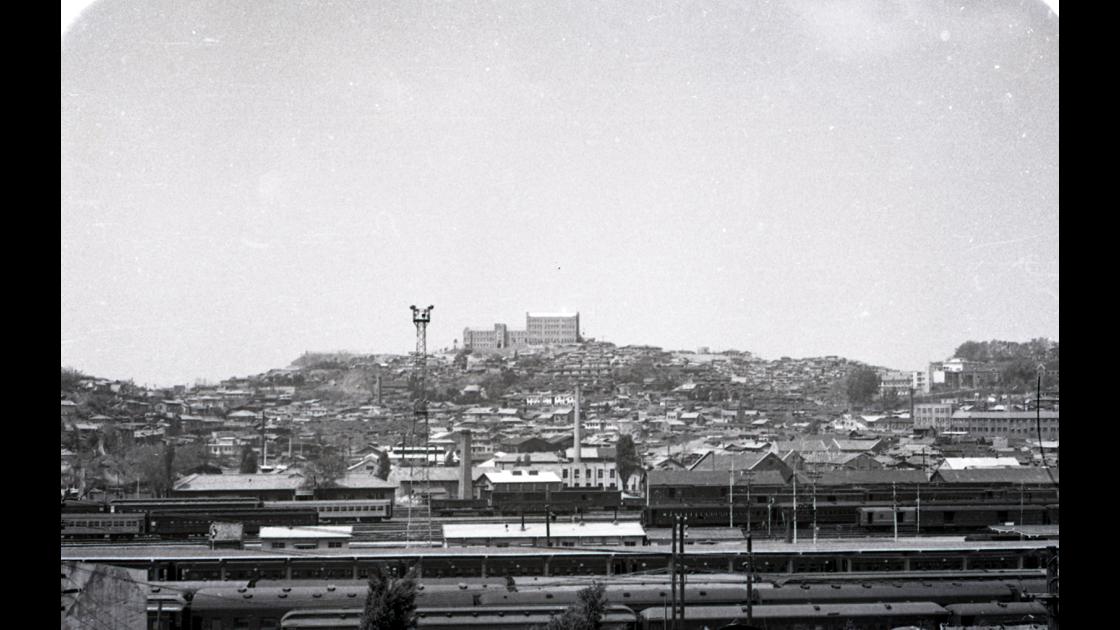 1963년 서울역 건너편에서 바라본 역 승강장과 경기여자상업고등학교 주변 썸네일
