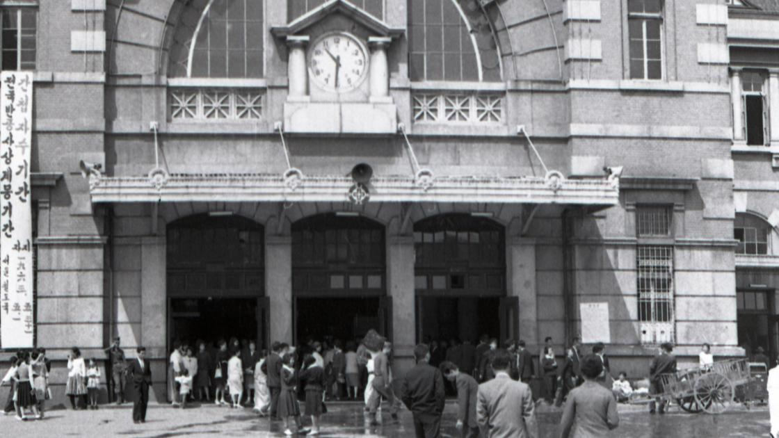 1963년 서울역과 역 입구에 걸린 반공사상계몽기간 현수막 썸네일