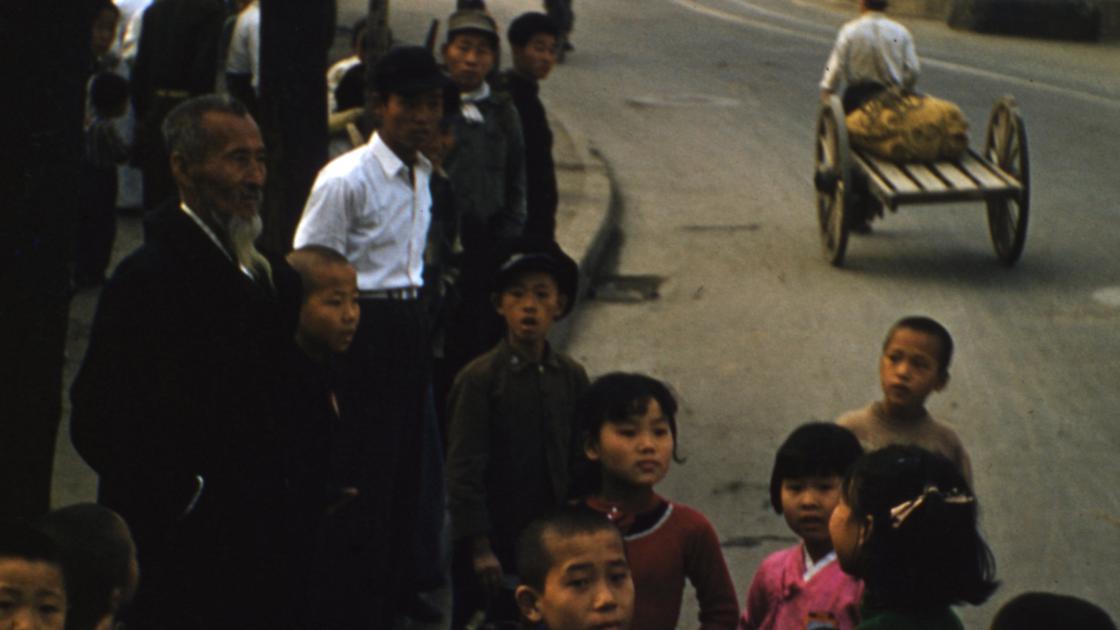 1953년 서울 서대문구 독립문 옆 버스정류장의 사람들과 아이들 썸네일