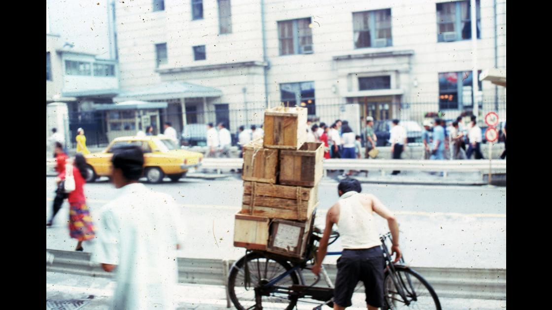 1975년 8월 서울 종로거리의 자전거 짐 운반꾼 썸네일