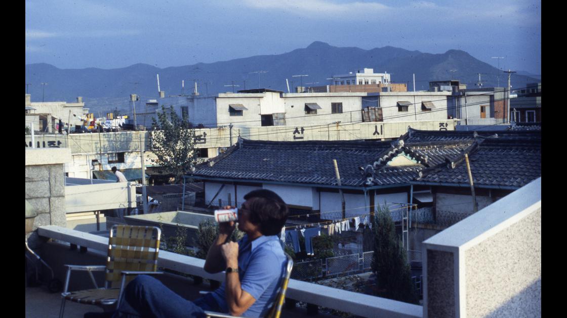 1978년 서울 남산시장 건물이 보이는 주택가 옥상 썸네일
