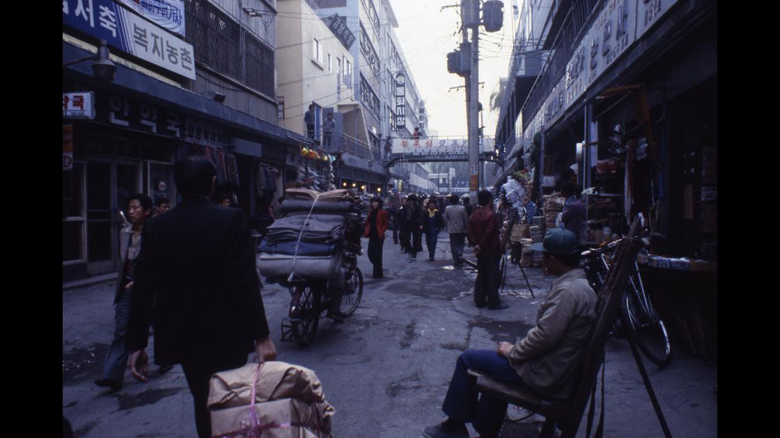 1978년 서울 동대문시장 내 동화지장 간판이 보이는 곳_2 썸네일