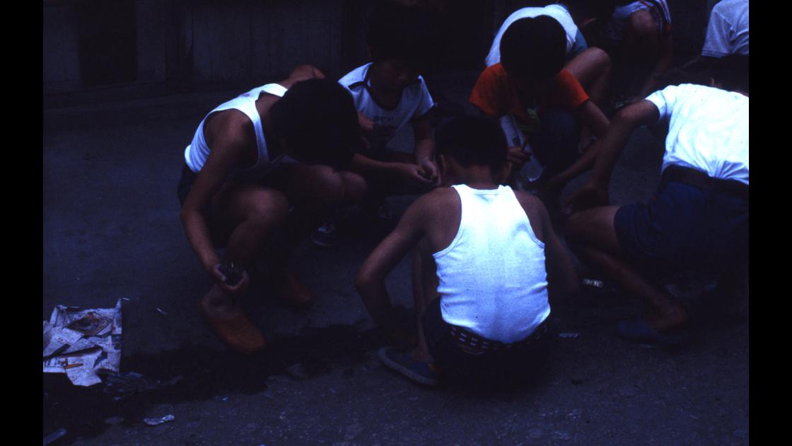 1978년 서울 한남동 골목에 모여 놀이를 하는 아이들 썸네일