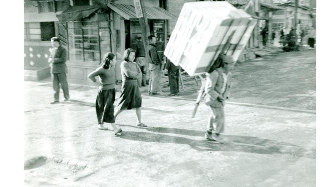 1953년 부산 중구의 가구를 지게에 지고 다니며 팔러 다니는 사람과 그 뒤를 따라 가는 아가씨들 썸네일