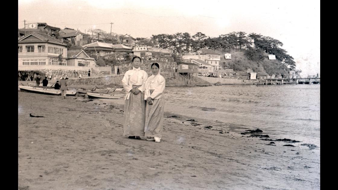 1959년 부산 서구 암남동 송도해수욕장에서 기념 촬영을 한 여인들 썸네일