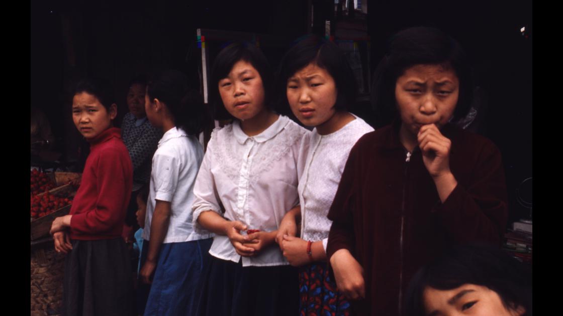1966년 부산 중구 남포동 도로변 딸기 행상 옆 여학생들의 카메라 앞에서 호기심 어린 눈빛 썸네일
