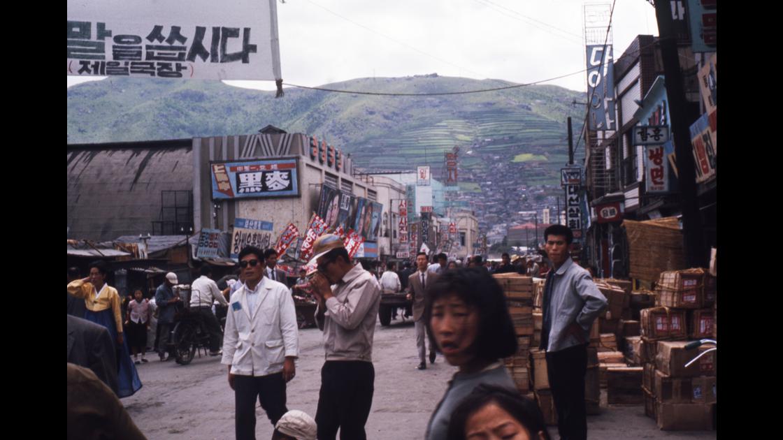 1966년 부산 중구 남포동 현 비프광장에서 충무동 방향   거리 썸네일
