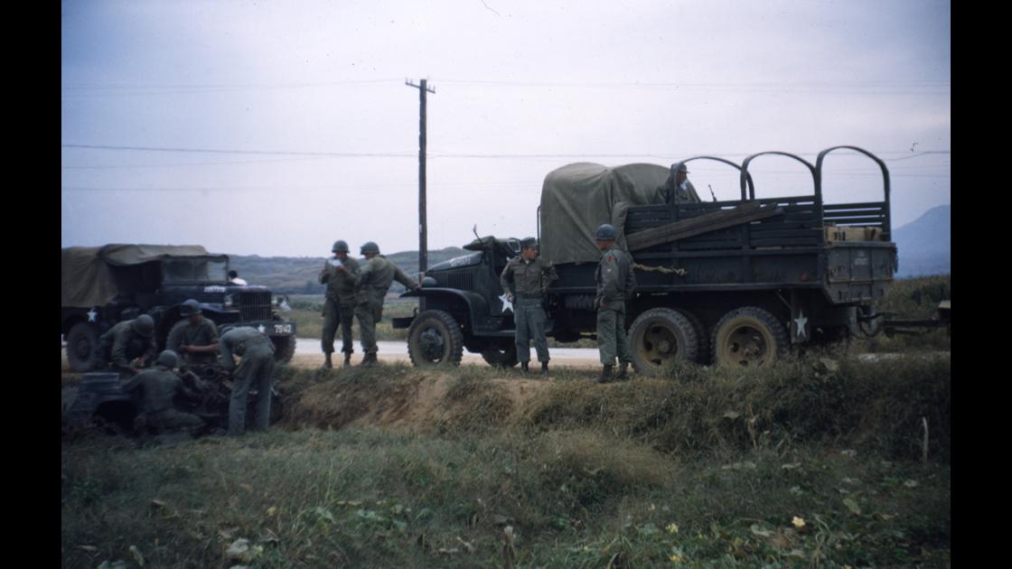 1952년 가을 도로옆에 빠진 장비를 점검하는 미군 병사들 썸네일