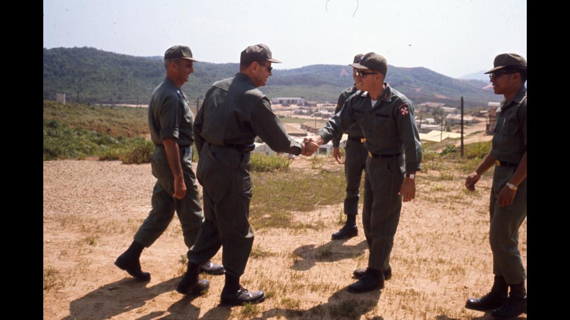 1970년대 초 미8군 소장 DMZ 일선 미보병2사단 방문 지휘관과 악수 썸네일