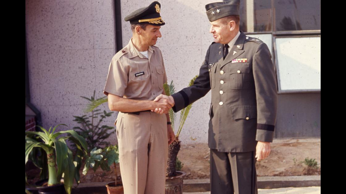 1970년대 초 미8군 소장과 장교와의 악수 썸네일