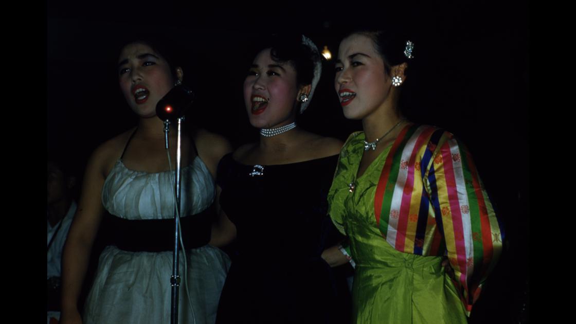 1954년 주한 미군클럽에서 노래하는 트리오 여가수와 NBC악단 썸네일