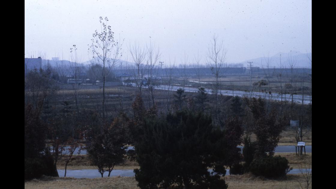 1978년 경기도 파주 봉서리 통일공원의 ‘순직종군기자추념비’ 앞 벌판 썸네일